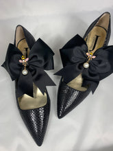 Load image into Gallery viewer, Black Bow Bee Shoe Clips , Bee Shoe Clips , Black Bow Shoe Clips , Bridesmaids gifts