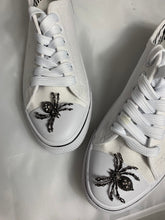 Load image into Gallery viewer, Magic Clipless Spider Shoe Clips , Magnetic Brooch ,  Spider Shoe Magnets , Spider Shoe Clips , Magnetic Shoe Clips , Halloween Shoe Clips