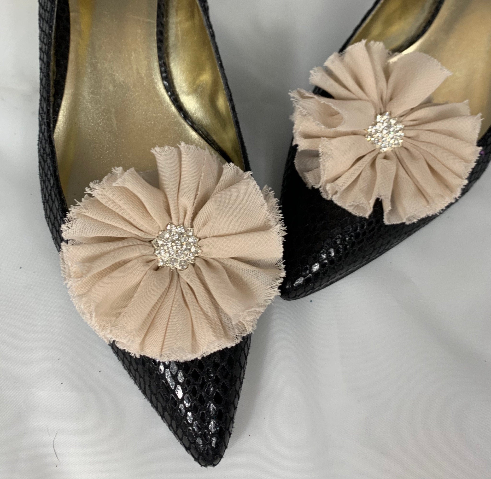 Magic Clipless Flower Shoe Clips , Shabby Chic Shoe Magnets , Creme Ch –  Couture De South